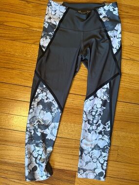 Under Armour Women's HeatGear Athletic Compression Crop Leggings - medium